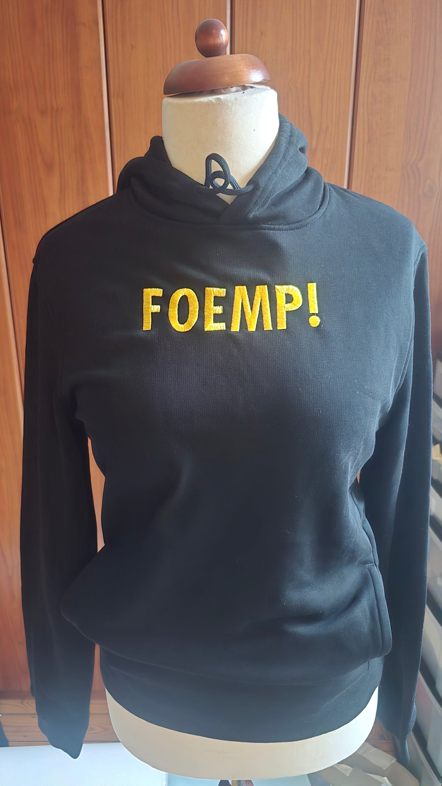 Comfortabele zwarte hoodie met een geborduurde, eigen tekst naar keuze – De Mokkes
