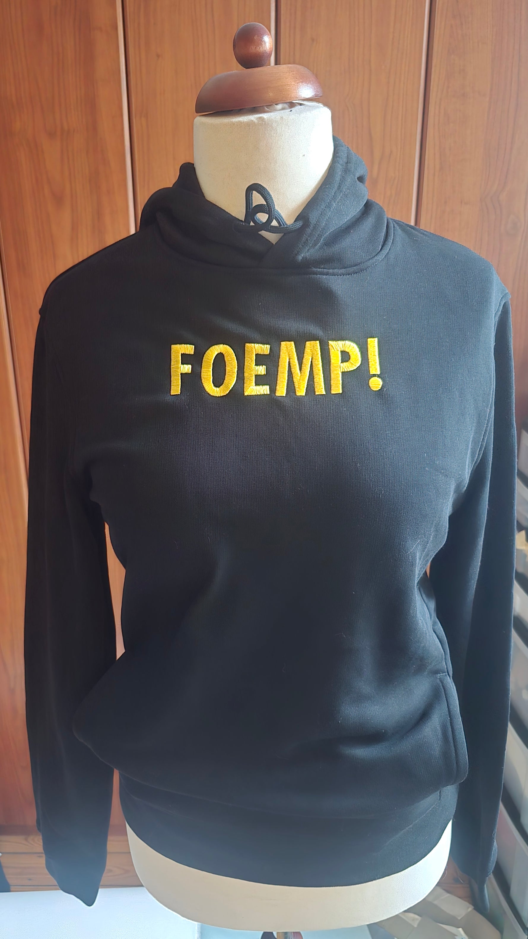 Comfortabele zwarte hoodie met een geborduurde, eigen tekst naar keuze – De Mokkes