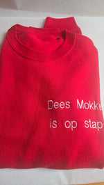 Opvallende rode sweater met een uniek en exclusief geborduurd De Mokkes design