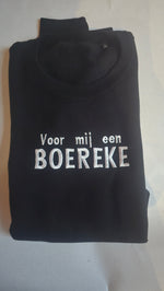 Comfortabele zwarte sweater met een geborduurde, eigen tekst naar keuze – De Mokkes