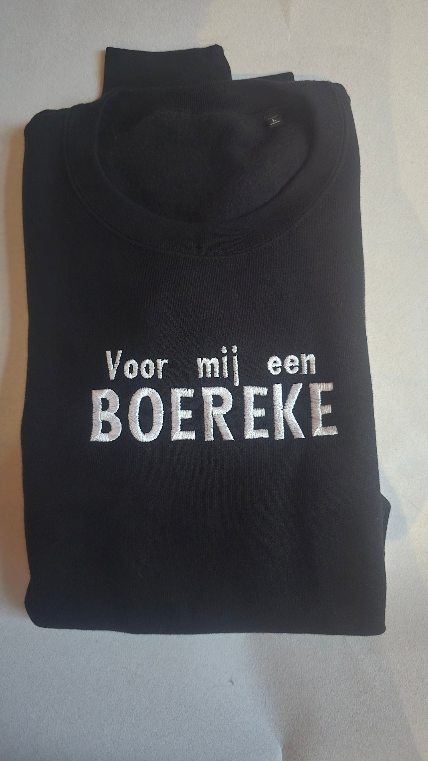 Comfortabele zwarte sweater met een geborduurde, eigen tekst naar keuze – De Mokkes