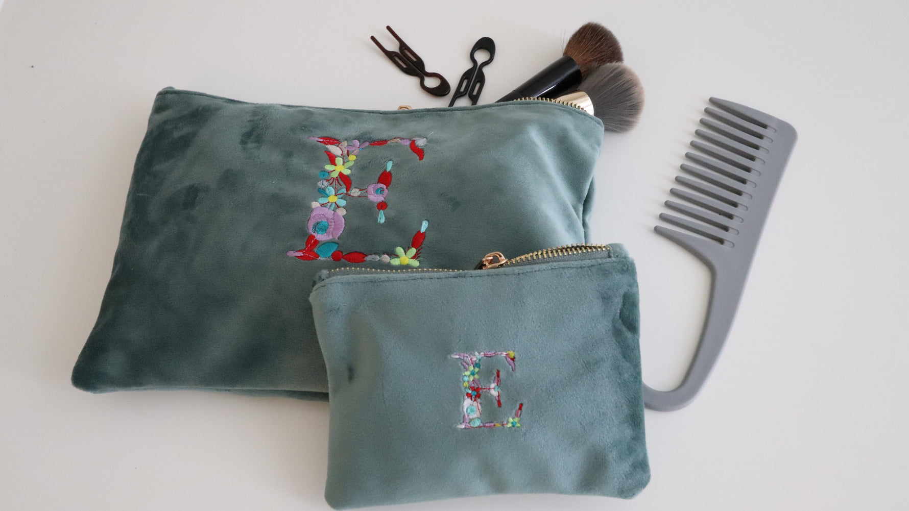 Compact velvet enveloppe-tasje in Mini formaat met een fijn geborduurde bloemletter – De Mokkes