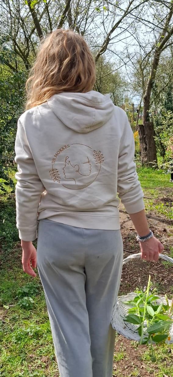 Comfortabele beige trui met het officiële logo van De Mokkes geborduurd op de rug