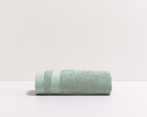 Luxe munt groene handdoek met een  geborduurde, gepersonaliseerde naam – De Mokkes