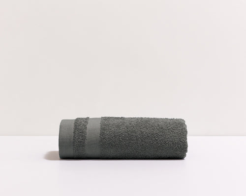 Luxe donkergrijze handdoek met een  geborduurde, gepersonaliseerde naam – De Mokkes