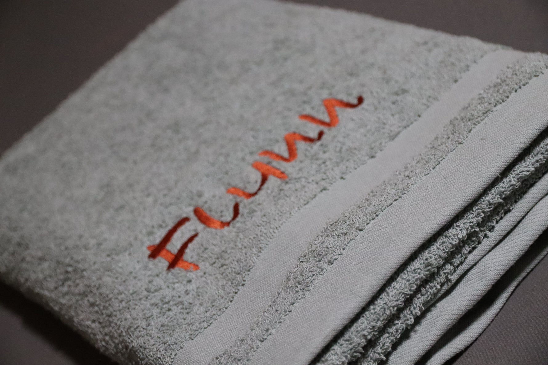 Zachte muntgroene handdoek met de geborduurde naam 'Flynn' – De Mokkes