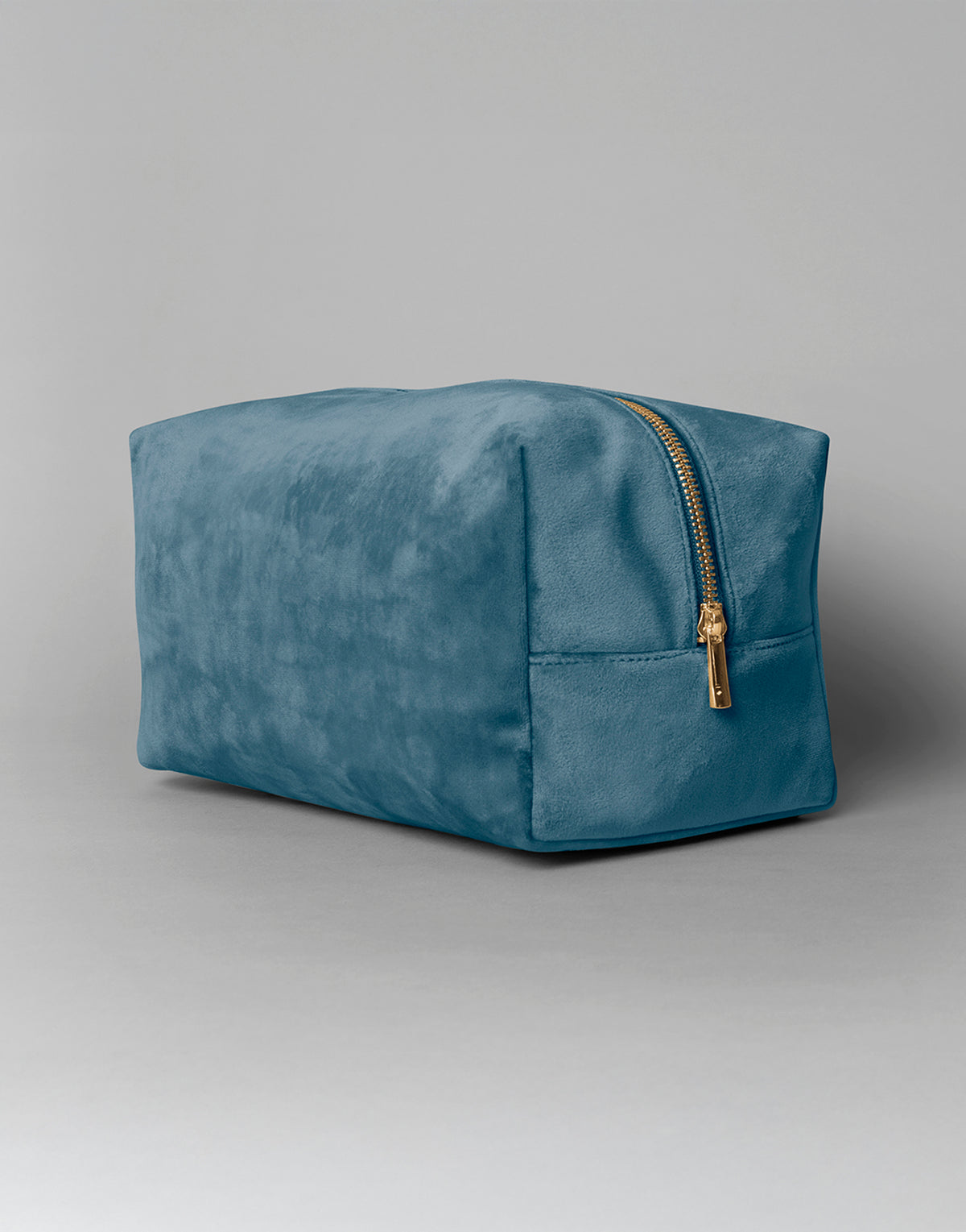Productfoto van de blauwe velvet tas in maat L om de kleur en de stof goed te tonen – De Mokkes
