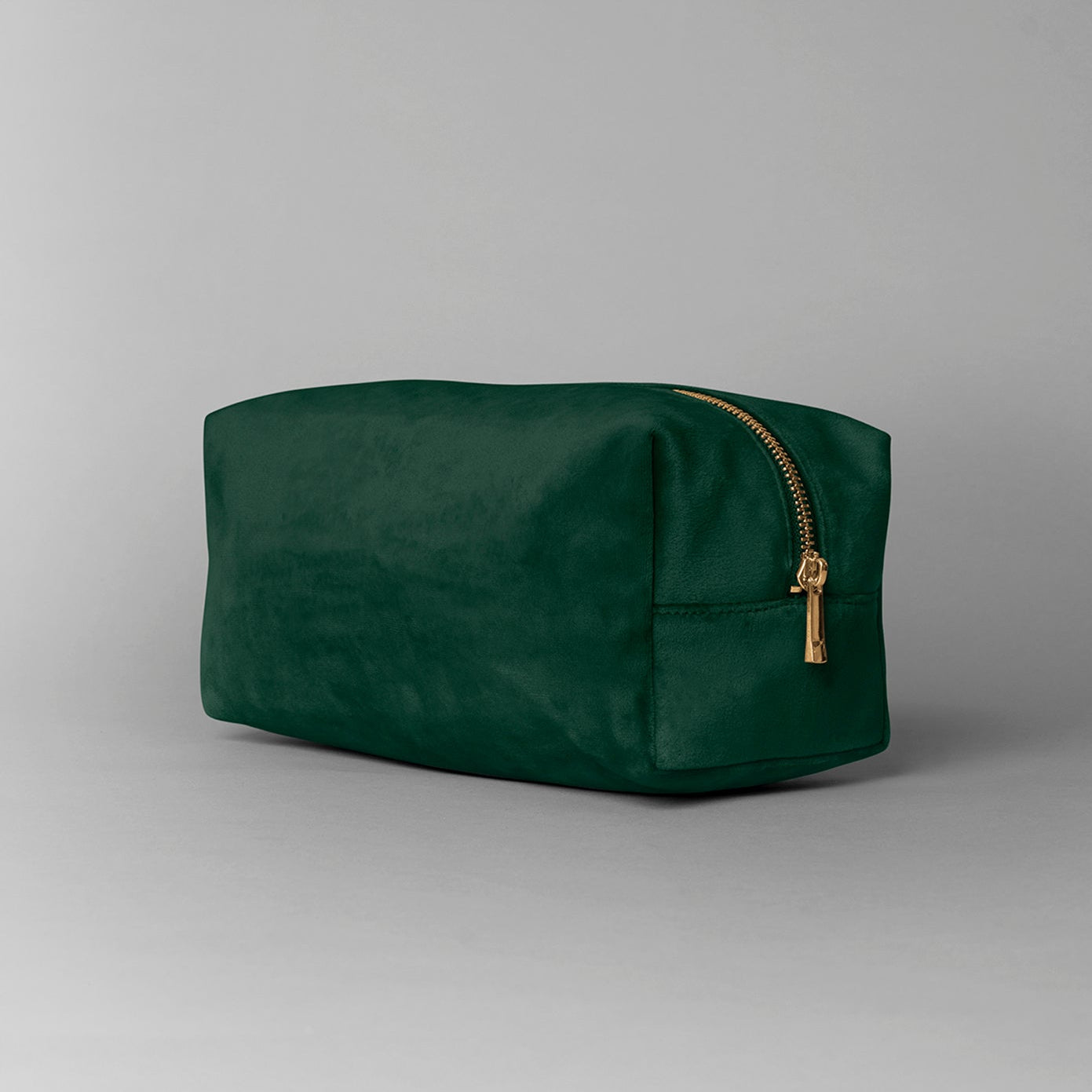 Productfoto van de groene velvet tas in maat L om de kleur en de stof goed te tonen – De Mokkes