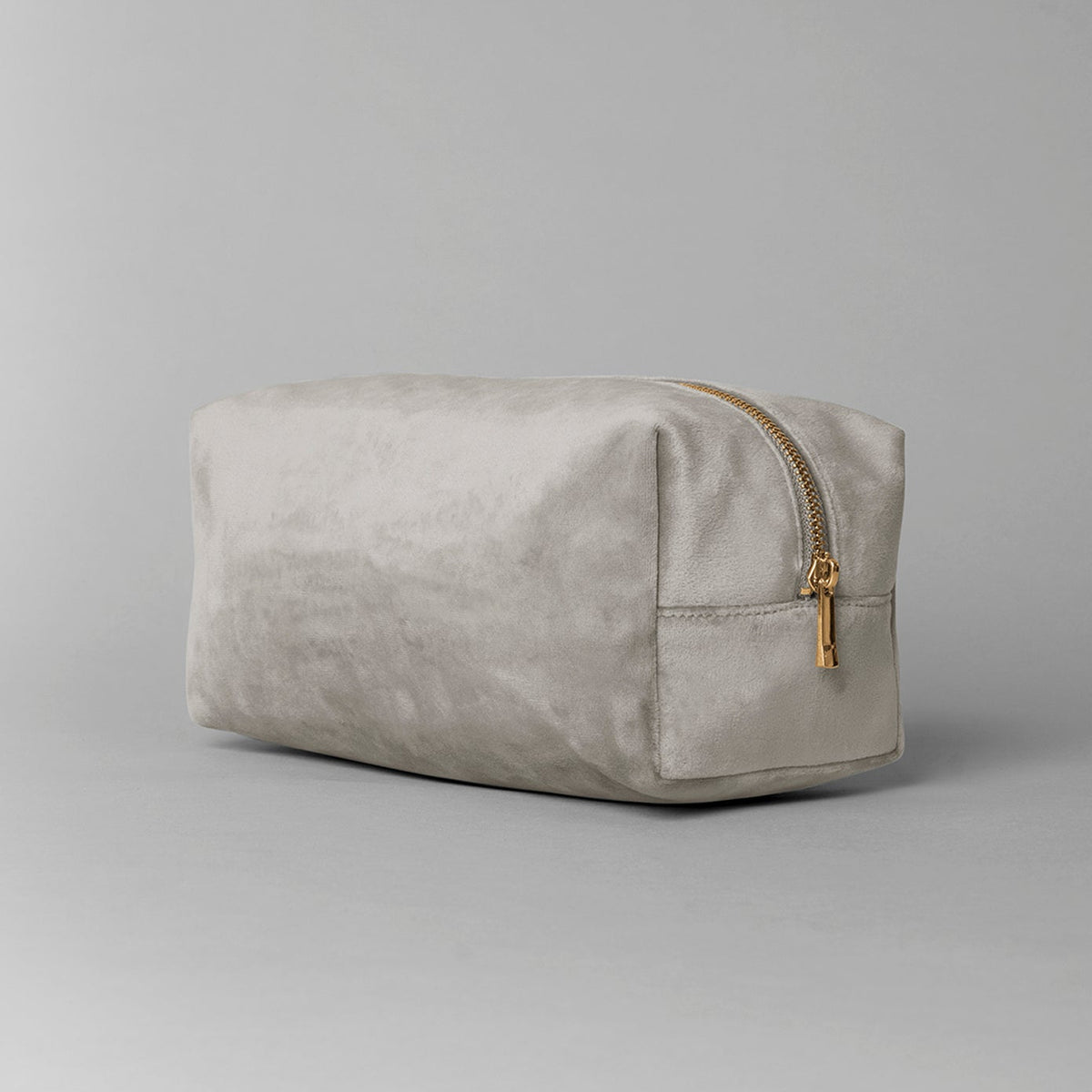 Productfoto van de grijze velvet tas in maat L om de kleur en de stof goed te tonen – De Mokkes