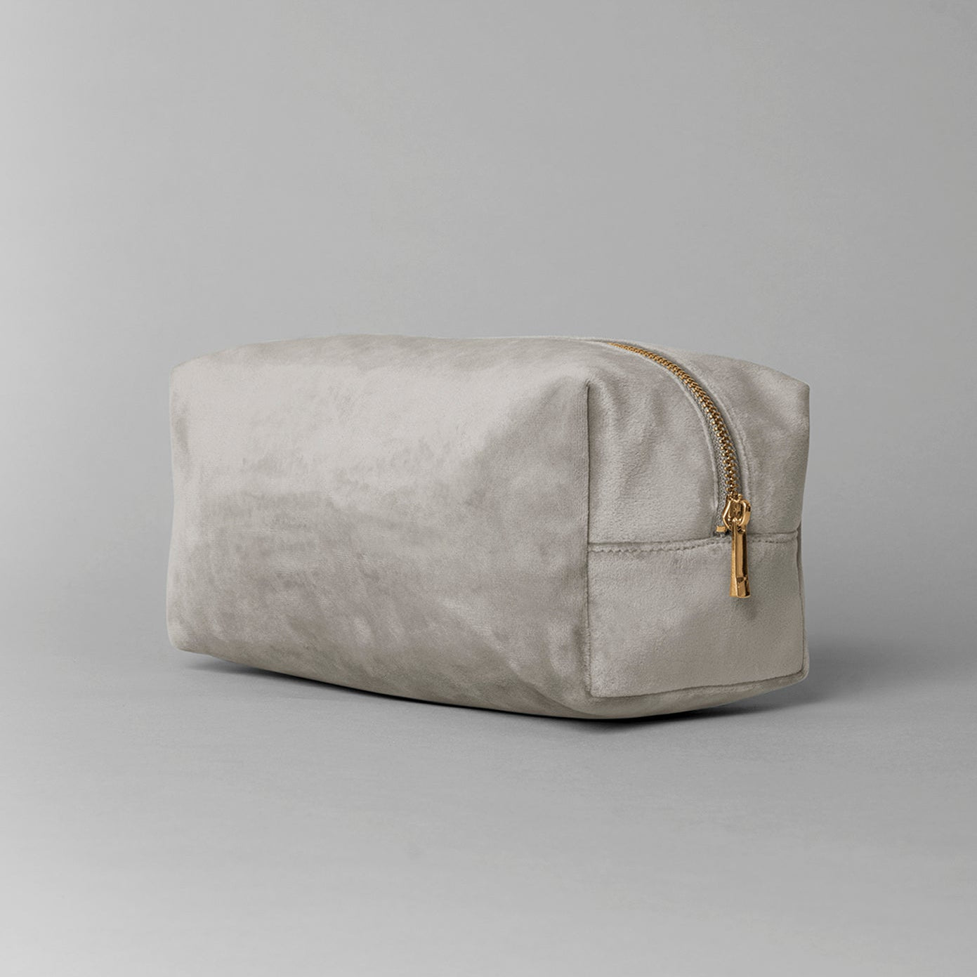 Productfoto van de grijze velvet tas in maat L om de kleur en de stof goed te tonen – De Mokkes
