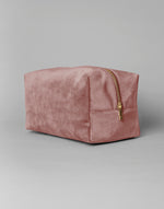 Productfoto van de roze quartz velvet tas in maat L om de kleur en de stof goed te tonen – De Mokkes