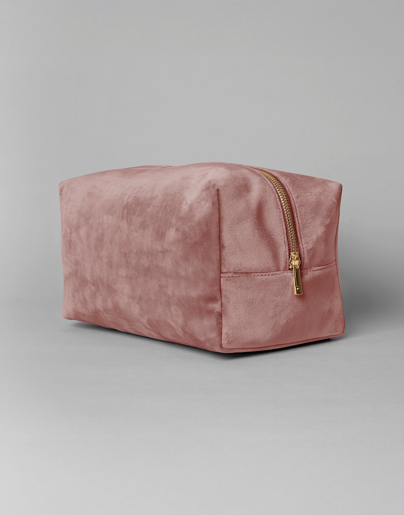 Productfoto van de roze quartz velvet tas in maat L om de kleur en de stof goed te tonen – De Mokkes