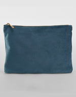 Productfoto van de blauwe velvet tas in maat L om de kleur en de stof goed te tonen – De Mokkes