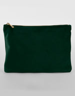Productfoto van de groene velvet tas in maat L om de kleur en de stof goed te tonen – De Mokkes
