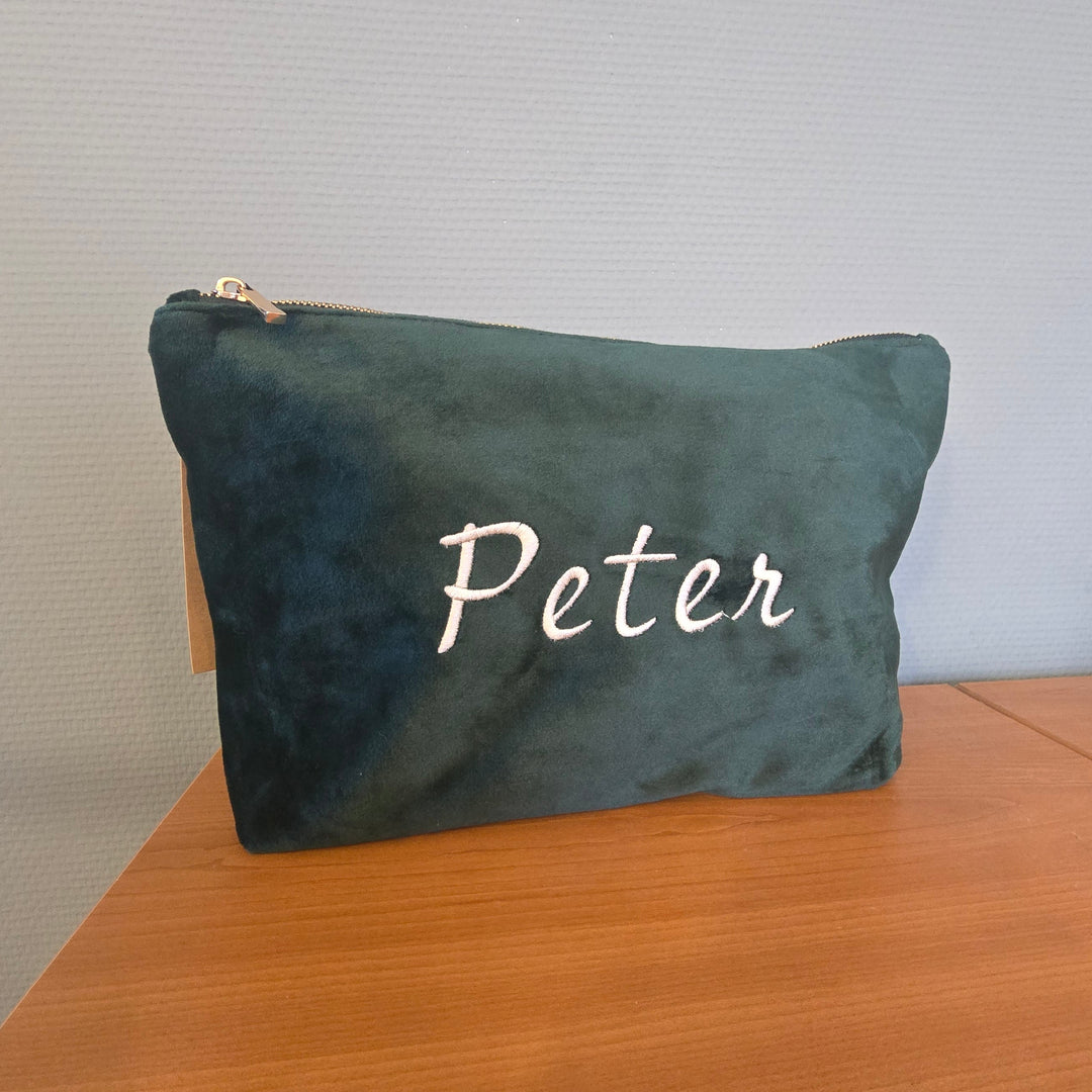 Ruime groene velvet toilettas in maat L met de geborduurde naam 'Peter' – De Mokkes