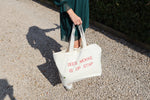 Beige shopper met de in het rood geborduurde tekst 'Dees mokke is op stap' – De Mokkes