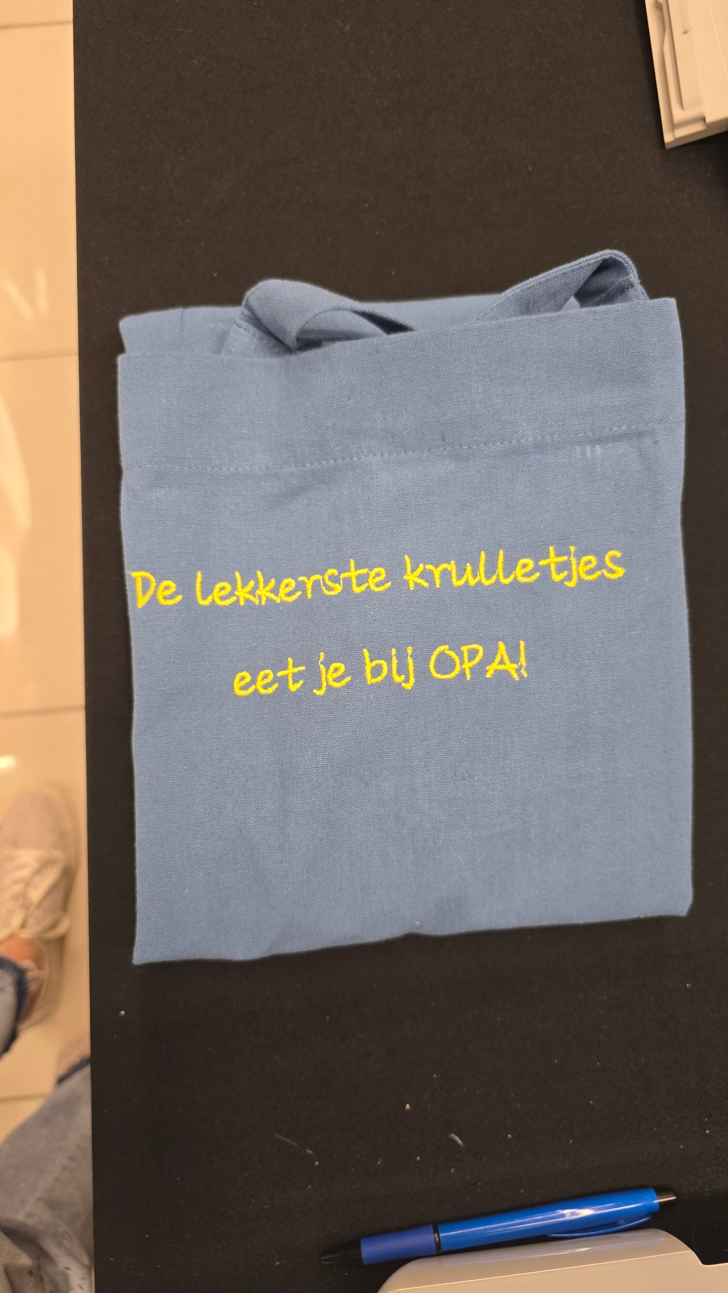 Hoogwaardig keukenschort met een  geborduurd, gepersonaliseerd eigen ontwerp – De Mokkes