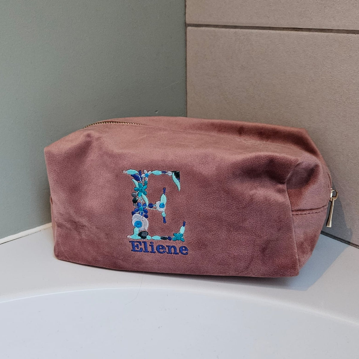 geborduurde roze toilettas met bloemletter